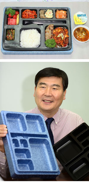 (주)이엠에스가 공급하는 식판형 보온도시락을 쓰면 야외에서도 따뜻한 식사를 즐길 수 있다. 권영갑 이엠에스 대표가 보온형 식판을 소개하고 있다. 이채근 기자 mincho@msnet.co.kr