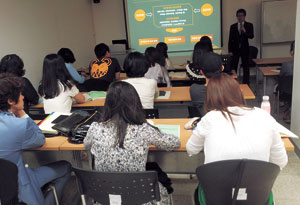 기획자 양성과정 강의 모습과 영국 런던 견학 사진.