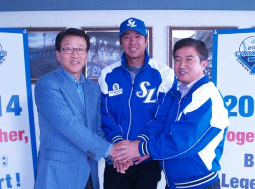 26일 삼성 라이온즈 경산볼파크에서 올해 계약을 맺은 임창용이 김인 사장(왼쪽), 송삼봉 단장(오른쪽)과 손을 맞잡고 시즌 각오를 다지고 있다. 삼성 라이온즈 제공
