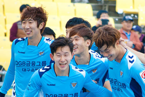 대구FC 선수들이 이달 22일 열린 광주FC와의 개막전에서 승리한 후 팬들에게 인사하며 환호하고 있다. 대구FC 제공