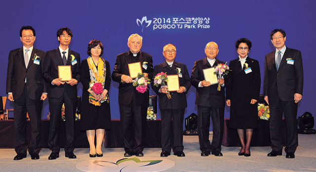 왼쪽부터 서남수 교육부 장관, 김범식 고등과학원 교수(과학상), 이경숙(김범식 교수 배우자) 씨, 천노엘 무지개공동회 대표(봉사상), 제1가나안농군학교 대표 김평일 교장(교육상), 제2가나안농군학교 대표 김범일 교장(교육상), 장옥자 여사(故 박태준 명예회장 배우자), 권오준 포스코청암재단 이사장. 포스코 제공