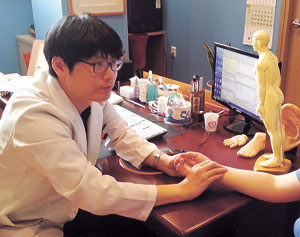 산후조리를 어떻게 하느냐에 따라 40, 50대 건강이 좌우되고, 갱년기 조리를 어떻게 하느냐에 따라 환갑 이후 건강이 좌우된다. 대구시한의사회 제공