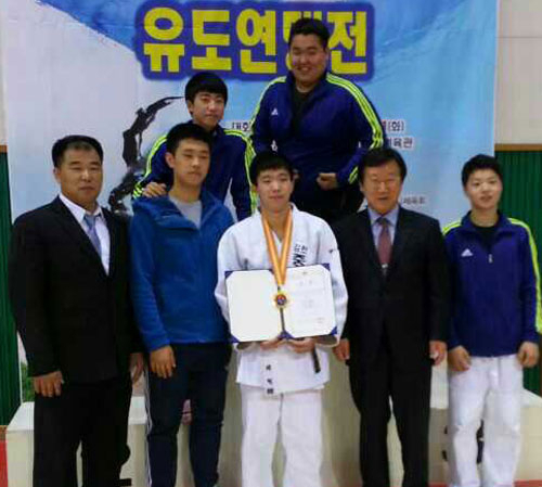 김천 중앙고가 경북 고교 유도의 새 지평을 열 태세다. 문경에서 열린 전국남녀중고유도연맹전에서 우승한 배혁(앞줄 가운데) 선수와 이태득 교장(오른쪽 두번째)이 유도부원과 함께 포즈를 취했다. 김천 중앙고 제공.