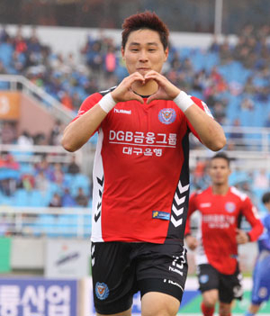 29일 안산 와스타디움에서 열린 K리그 클래식 대구FC와 안산 경찰청의 경기에서 대구 조영훈이 골을 터뜨린 후 환호하고 있다. 대구FC 제공