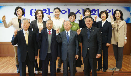 29일 열린 제6차 경북체육회 이사회에서 여성체육위원으로 위촉된 위원들과 경북체육회 임원들이 포즈를 취했다. 경북체육회 제공