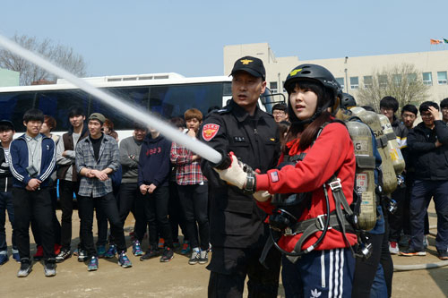 MT 대신 전공과 관련한 현장 체험 학습을 진행한 대구보건대 소방안전관리과 재학생들이 소화전 호스를 들고 소화방수훈련을 하고 있다. 대구보건대 제공