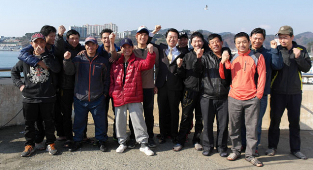 구룡포수협 연규식(가운데) 조합장과 외국인 선원들이 행복한 동행을 다짐하며 파이팅을 외치고 있다. 신동우 기자