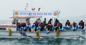 원전에서 나오는 온배수를 이용해 키운 각종 어패류를 동해안에 방류하는 어패류 방류사업이 어민소득 증대에 도움을 주고 있다. 사진은 지난해 6월 방류 행사 모습. 한울원전 제공