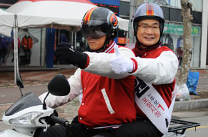 이재원(뒷좌석) 예비후보가 오토바이를 타고 선거운동을 벌이고 있다. 이재원 후보 측 제공