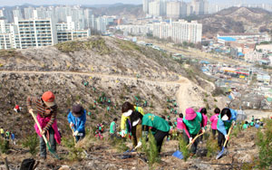 포항시는 지난달 28일 덕수공원 주변에서 기업체 직원, 공무원, 시민사회단체 관계자 등 1천여 명이 참여한 가운데