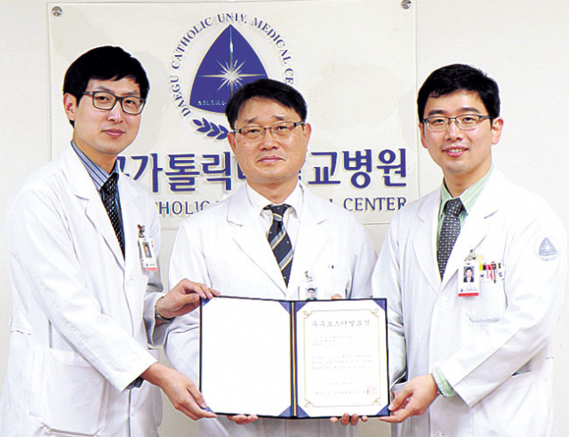 ▲왼쪽부터 김창형 전공의, 이동국 대가대병원장, 배창범 전공의