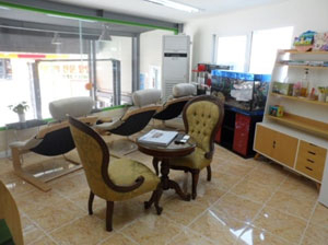 여성이 차량 정비를 하면서 편안하게 쉴 수 있는 