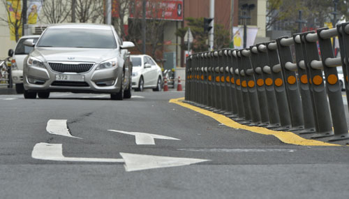 3일 대구 동구 율하동 한 도로 일부분이 푹 꺼져 있어 도로에 표시된 