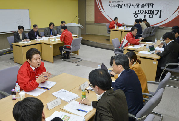 새누리당 대구시장 출마자 4명이 4일 매일신문사 8층 강당에서 열린 공약 면접평가에 참석해 분야별 부스에서 전문가들의 질문에 답하고 있다. 우태욱 기자 woo@msnet.co.kr