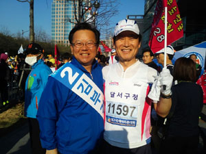 김부겸 새정치민주연합 대구시장 예비후보가 6일 대구국제마라톤대회가 열린 시내를 찾아 대회에 참가한 곽대훈 달서구청장과 기념사진을 찍고 있다. 김부겸 후보 측 제공