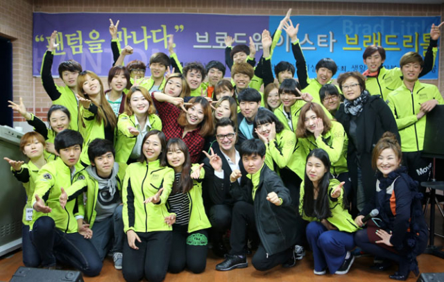 4일 계명문화대에서 특강을 가진 브로드웨이 스타, 브래드 리틀(앞줄 가운데)이 학생들과 기념사진을 촬영하고 있다.