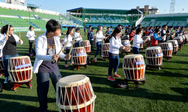 대구 15개 중학교 모듬북 동아리 학생 200명이 6일 대구시민야구장에서 모듬북 공연 연습에 비지땀을 흘리고 있다. 이들은 