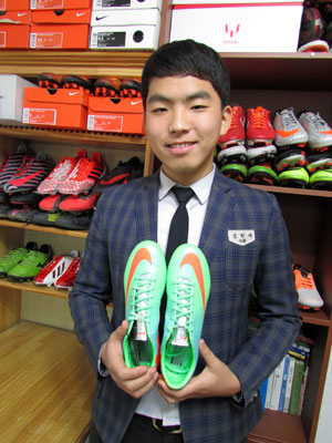 축구화 블로그를 운영하는 심헌재 군이 자신이 가장 좋아하는 호날두 선수가 신는 축구화를 보여주고 있다.