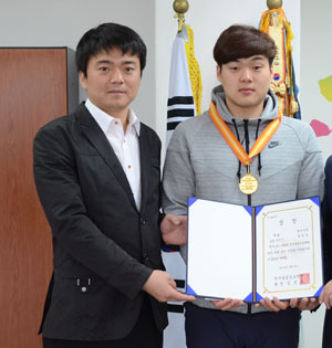 제18회 춘계 전국실업검도대회에서 우승한 달서구청 윤일상(오른쪽)과 양현성 감독. 달서구청 제공