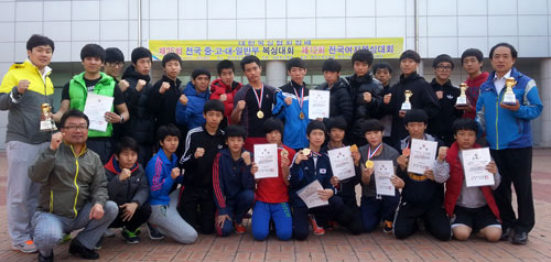 제25회 대한복싱협회장배 전국복싱대회에서 동반 우승한 대구 중리중과 대구체고 선수단이 우승컵과 상장을 들고 포즈를 취했다. 사진 앞줄 왼쪽은 대구체고 이상헌 감독, 맨 오른쪽은 중리중 최병권 감독. 대구체고 제공