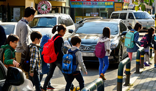 대구 수성구 동도초등학교 학생들의 등굣길 안전이 위협받고 있다. 10일 오전 동도초교 학생들이 출근길 차량들 사이로 아슬아슬하게 걸어다니고 있다. 이 학교는 안전한 보행로가 없어 사고위험이 높은 상황이다. 정운철 기자 woon@msnet.co.kr