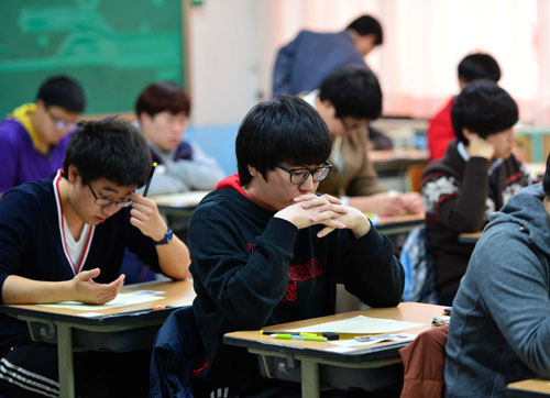 이번 수능시험에서 영어가 지난해보다 쉬워질 것이라고 하지만 방심은 금물이다. 시험이 쉽게 출제되면 작은 실수로 등급이 바뀔 가능성도 커지기 때문에 더욱 꼼꼼하게 공부해야 한다. 지난해 대륜고에서 수능시험을 치르기 직전 마음을 가다듬고 있는 수험생들 모습. 매일신문 DB