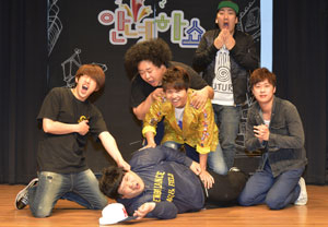 왼쪽부터 정진영, 맨 아래부터 3명은 김수영, 정승환, 송영길, 그다음 이상훈, 정해철. 성일권 기자 sungig@msnet.co.kr