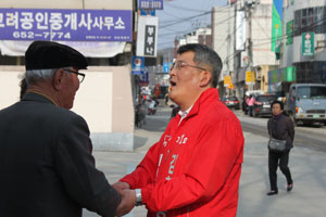3자 대결로 관심을 모으고 있는 예천군수 경선은 후보자 간 신경전으로 열기를 더했다. 왼쪽부터 김학동, 오창근, 이현준 예비후보.