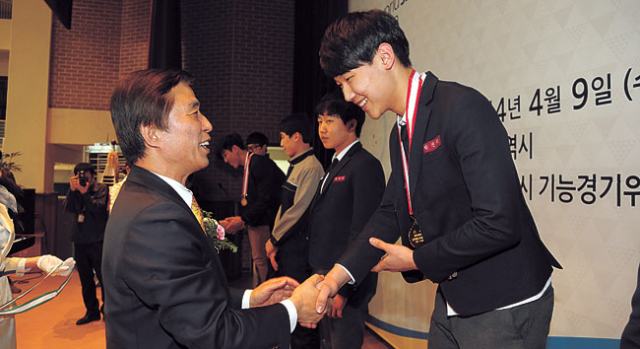 ▲14일 열린 대구시 기능경기대회 시상식에서 김범일 대구시장이 수상자를 격려하고 있다.