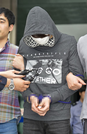 생후 28개월 된 아들을 방치해 숨지게 한 정모 씨가 16일 영장실질심사를 마치고 대구지방법원 법정에서 나오고 있다. 우태욱 기자 woo@msnet.co.kr