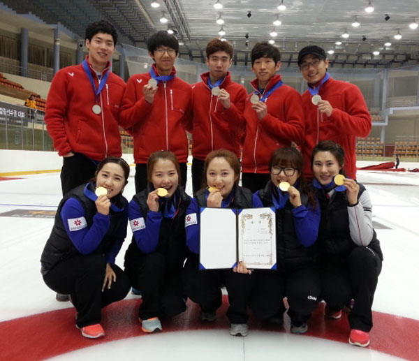 11~16일 전주에서 열린 컬링 남녀 국가대표선발전에서 우승한 경북체육회 여자팀과 준우승한 남자팀이 대회 시상식 후 금