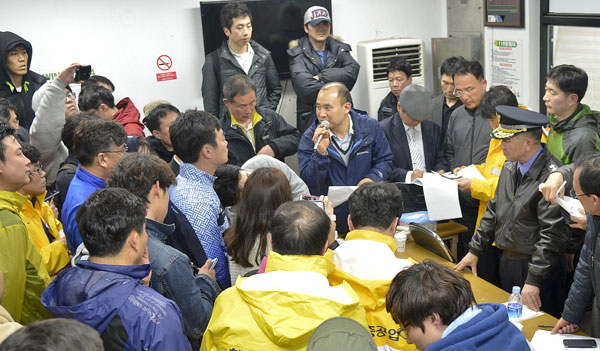 18일 밤 전남 진도군 팽목항 실종자 가족 지원 상황실에 모인 실종자 가족들이 해양경찰청 관계자의 구조 상황 브리핑이 끝나자 당국의 대처가 미흡하다며 거세게 항의하고 있다. 진도에서 우태욱 기자 woo@msnet.co.kr