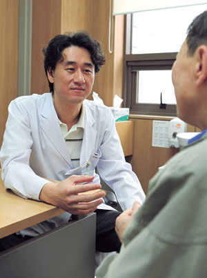 뇌혈관이 막히는 것을 뇌경색, 터지는 것을 뇌출혈이라고 한다. 이들을 합쳐서 뇌졸중이라고 부르는데, 고혈압