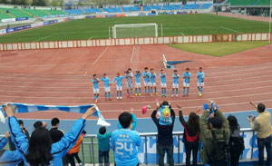 19일 강원도 원주종합운동장에서 열린 대구FC와 강원FC의 K리그 챌린지 5라운드 경기를 원정 응원한 대구FC 팬들이 경기 후 선수들의 인사를 받고 있다. 대구FC 서포터스 제공