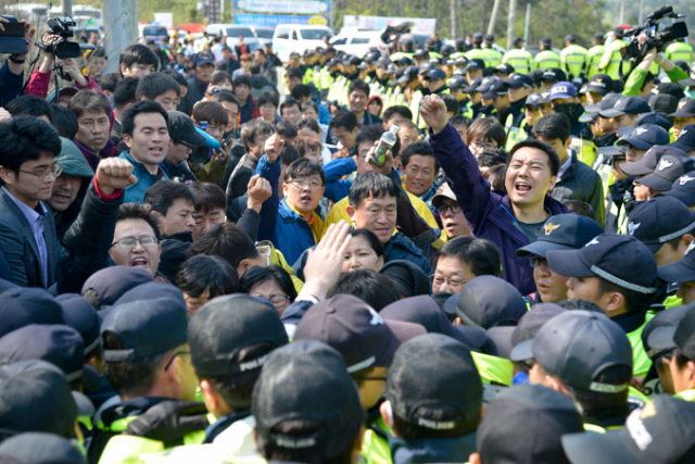 20일 오전 더딘 구조작업에 분노해 청와대로 항의 방문에 나선 세월호 침몰 실종자 가족들이 진도대교로 향하는 도로에서 경찰들을 향해 길을 열어달라며 외치고 있다. 진도에서 우태욱 기자 woo@msnst.co.kr