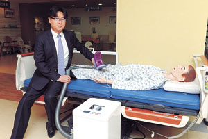 김선칠 교수가 (주)엔젤윙즈와 개발한 자동 배변처리시스템을 소개하고 있다.