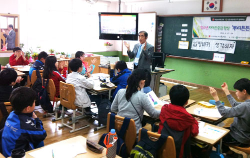 17일 대경뿌리학교의 김세태 강사가 신흥초교 5학년 4반 학생들을 대상으로 