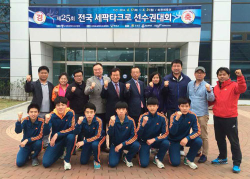 강원도 화천에서 열린 제25회 전국세팍타크로선수권대회에서 우승한 김천중앙고 선수단이 대회 후 경기장 앞에서 포즈를 취했다. 김천중앙고 제공