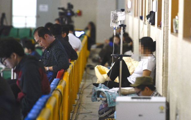 전남 진도실내체육관 2층 관중석 통로에서 한 실종자 가족이 링거를 맞고 있다. 우태욱 기자 woo@msnet.co.rk