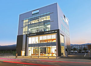 재규어＆랜드로버 공식 판매업체 인타이어모터스가 최근 대구 동구 용계동에 