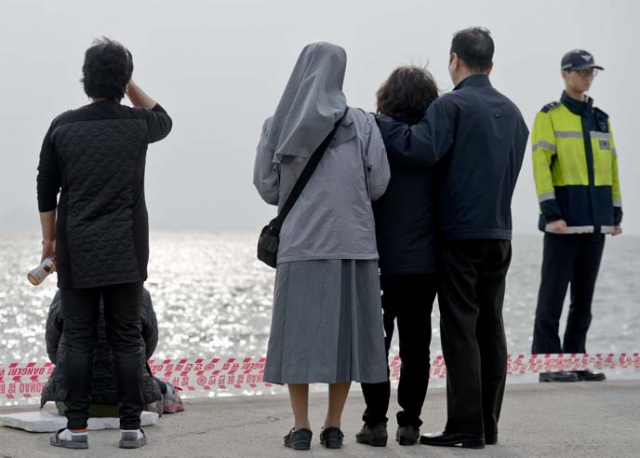 세월호 침몰 사고 해역을 드나드는 진도 팽목항 부두에서 실종자 가족들이 바다를 바라보며 슬픔에 잠겨있다. 우태욱 기자 woo@msnet.co.kr