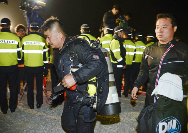 세월호 선내 수색을 위해 투입된 민간잠수부들이 구조 작업을 마치고 이날 밤 팽목항으로 들어오고 있다. 우태욱 기자 woo@msnet.co.kr