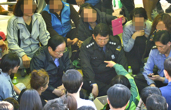 24일 오후 실종자 가족을 만나러 전남 진도군 팽목항을 찾은 이주영(왼쪽) 해수부 장관과 김석균 해양경찰청장이 소조기에도 불구하고 별 성과를 내지 못하는 수색 작업에 대해 실종자 가족들이 거세게 항의하자 입을 굳게 다물고 있다. 우태욱 기자 woo@msnet.co.kr