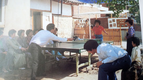 김수환 추기경이 1987년 5월 전진상 복지관 후원회 미사에 참례한 후 후원회 사람들과 탁구를 하며 어울리고 있다.