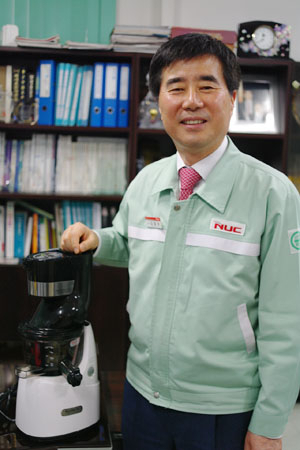 엔유씨전자의 김종부 대표가 수출주력 상품인 쿠빙스 원액기를 선보이고 있다.