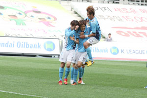 26일 대구스타디움에서 열린 대구FC와 FC안양의 경기에서 동점골을 터뜨린 황순민(가운데
