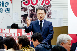 이재만 대구시장 예비후보는 27일 선거사무소를 방문한 시민들과 대화를 갖고 