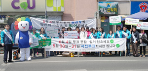 포항시 남구선거관리위원회는 포항시 남구 오천읍 오천시장 5일장을 찾아 주민들을 상대로 사전투표에 관한 홍보 캠페인을 벌이고 있다. 포항시 남구선거관리위원회 제공