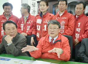 새누리당 대구시장 경선에 나서는 조원진 의원이 자신의 선거사무실에서 선거 전략 회의를 하고 있다.