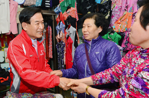 새누리당 대구시장 경선에 나서는 서상기 의원이 상인들에게 전통시장 활성화를 약속하며 지지를 부탁하고 있다. 정운철 기자 woon@msnet.co.kr